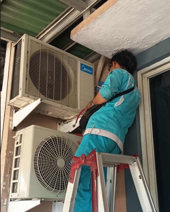 Instalasi AC Split Rumah Tinggal