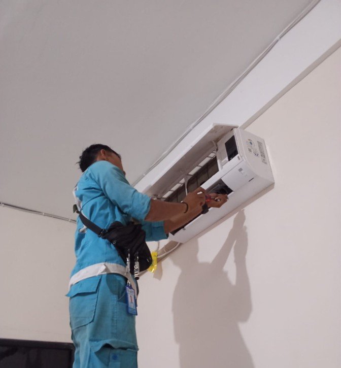 Cuci dan perawatan AC profesional di Bekasi oleh AMIN COOL TEKNIK