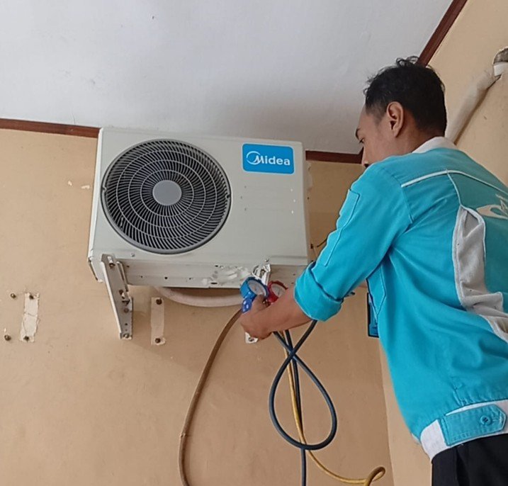 Isi dan tambah freon AC profesional di Bekasi oleh AMIN COOL TEKNIK